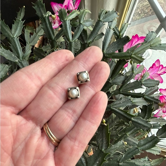 90s Sterling Silver pearl post earrings - Picture 2 of 3